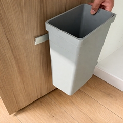 Affaldsspand-10liter-nem-at-loefte-af-og-paa