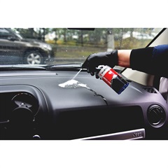 Spray til rengøring af overflader i bil