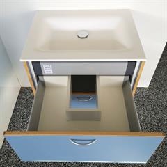 Badeværelsesmøbel med plads til rørføring