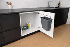 Affaldsspand-HAILO-10L-haenger-paa-indersiden-af-laagen-i-skabet