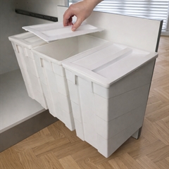 Bygselv-afffaldssystem-med-3pure-white-affaldsspande-og-laag