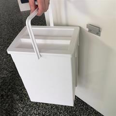 pure withe afffaldsspand sættes på ophængsbeslaget