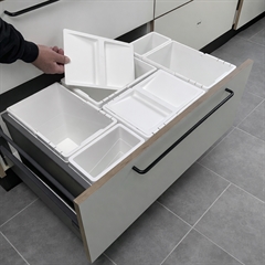 Affaldsspand med-låg-10,5L-i-skuffe