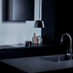 "Noir by Loevschall" LED lampe Ø13,2cm i sort el. hvid - Lille designer pendel fx til over køkkenbordet