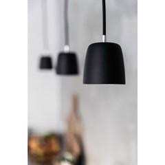 "Noir by Loevschall" LED pendel Ø85 i sort el. hvid - Lillebitte designer lampe fx til over køkkenvasken